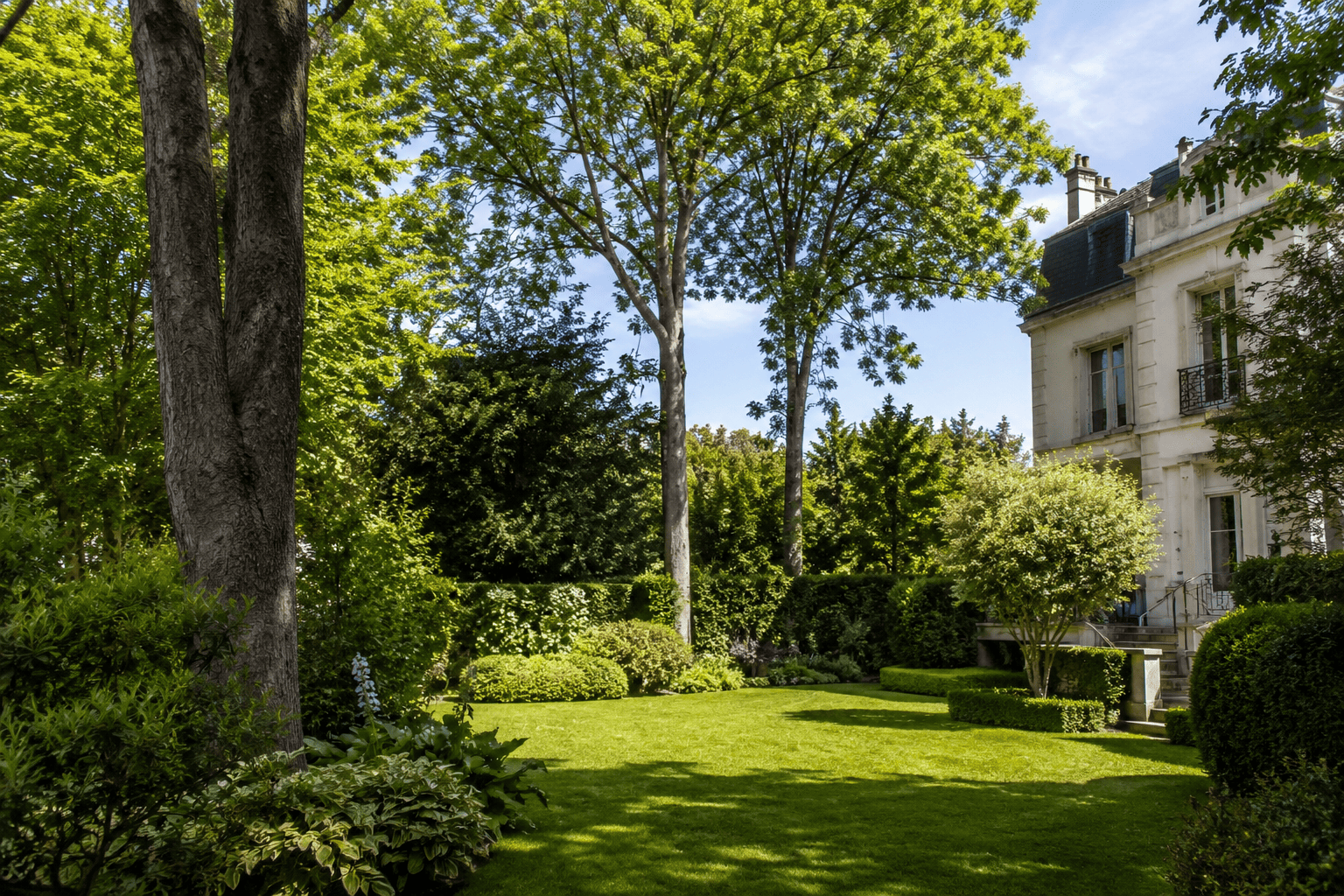 Élagage et abattage d&rsquo;arbres au Vésinet : confiez l&rsquo;entretien de votre jardin un paysagiste expérimenté